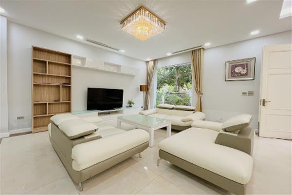 Modern furnished villa with 4 bedrooms in Vinhomes Riverside