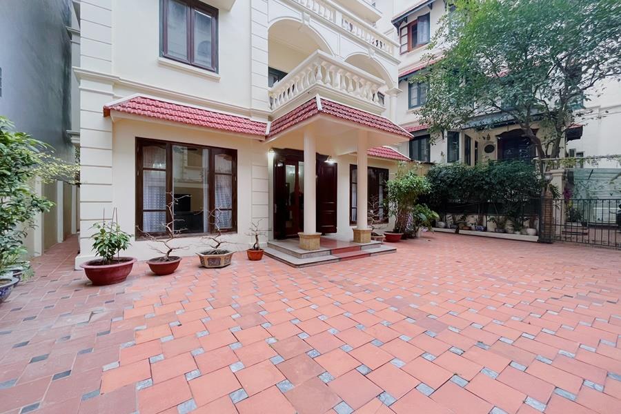 Spacious Villa for lease In Tay Ho, 5 bedrooms, furnished