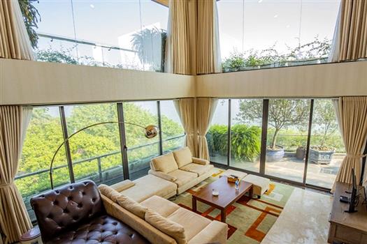 Beautiful lake view 2 bedroom penthouse for rent in the South of Tay Ho 