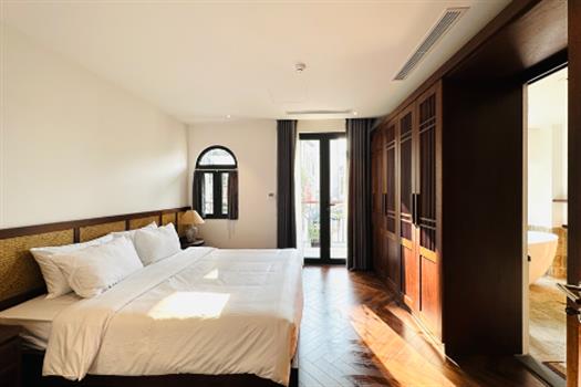Comfy 3 bedroom apartment with car access, bathtub & balcony on Lac Chinh
