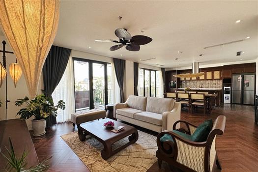 Comfy 3 bedroom apartment with car access, bathtub & balcony on Lac Chinh