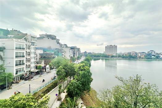 Live the Lakeside Lifestyle: Elegant 4 Bedroom Apartment For Rent