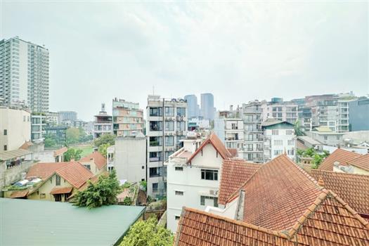 Bright 2 Bedrooms Apartment In Prime Xuan Dieu Location With Bathtub