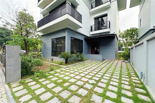 Elegant 5 bedroom villa with large garden in Splendora