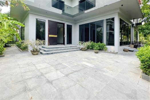 Stunning 4 bedroom villa with lake view in Splendora