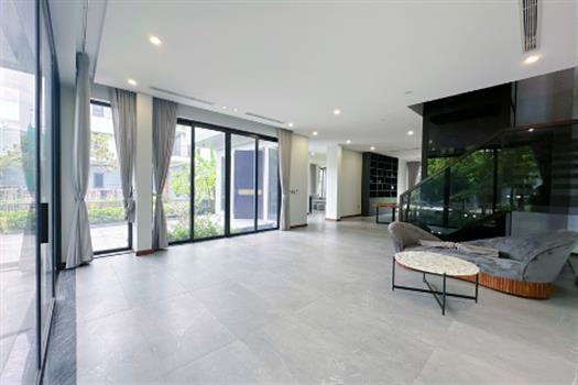Stunning 4 bedroom villa with lake view in Splendora