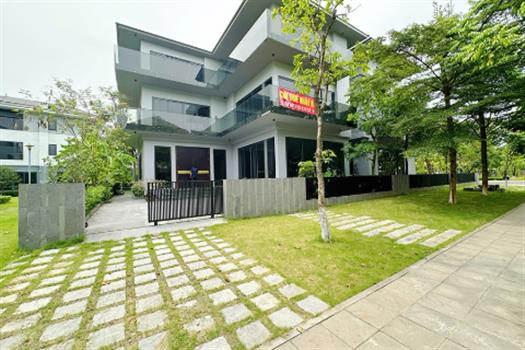 Stunning 4 bedroom villa with lake view in Splendora