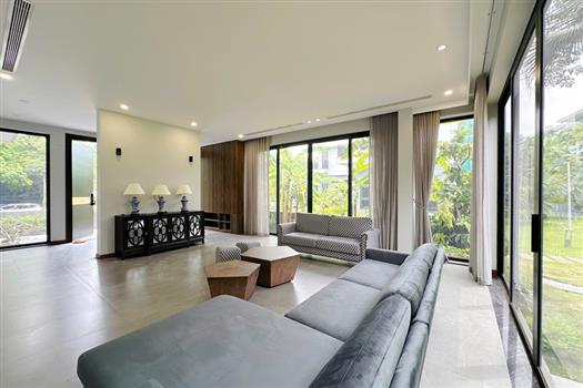 Stunning 4 bedroom villa with lake view in Splendora