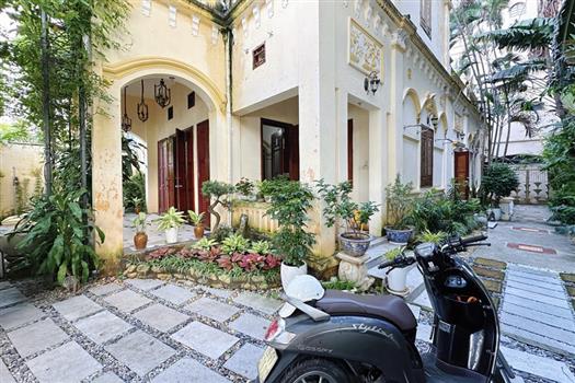 Classical Stunning lake view villa in Tay Ho for rent