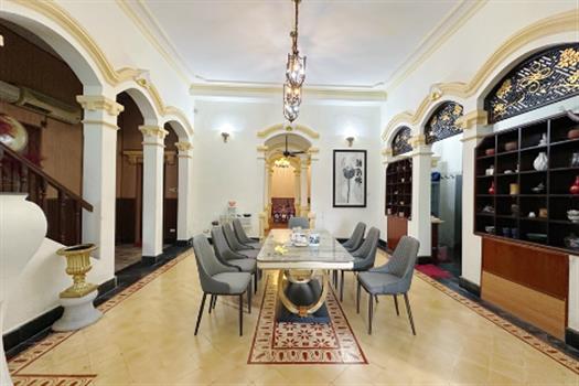 Classical Stunning lake view villa in Tay Ho for rent