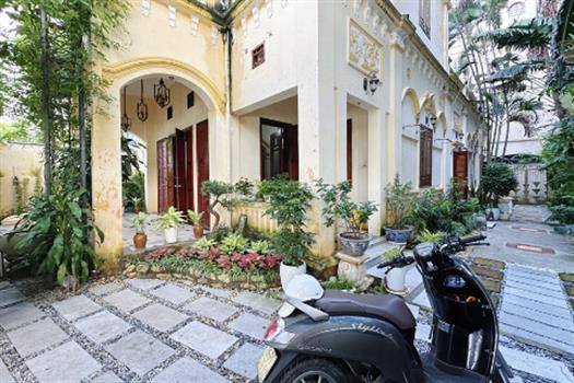 Classical Stunning lake view villa in Tay Ho for rent