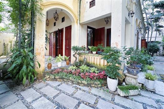 Classical Stunning lake view villa in Tay Ho for rent