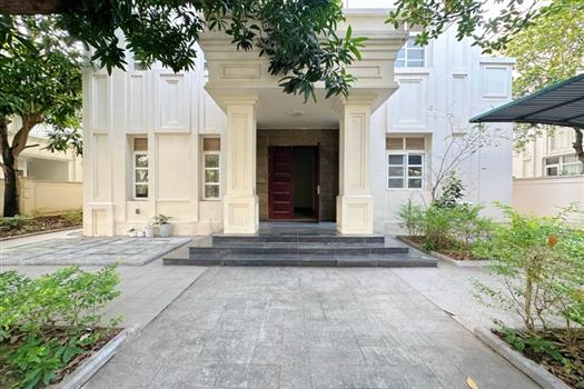 Elegant European villa with large garden in Splendora