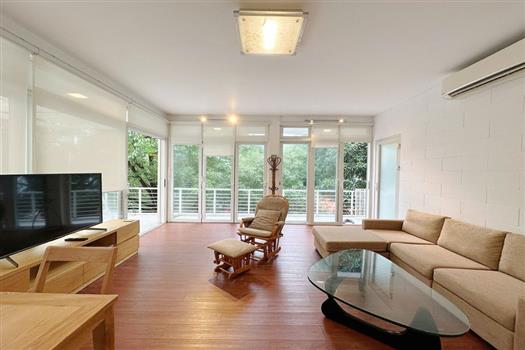 Serene lake view apartment fully furnished for rent on Tu Hoa street