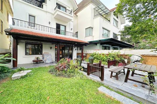 Magnificent lake view villa for rent in Vinhomes Riverside