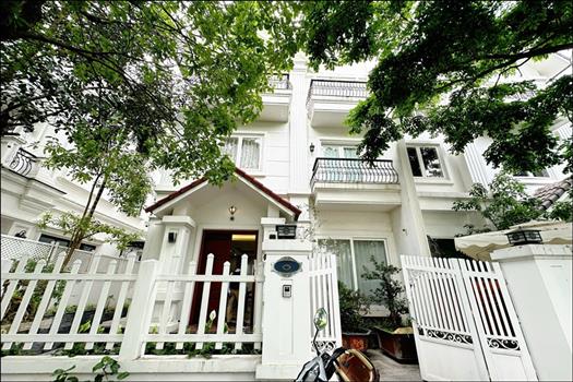 Charming family Villa for rent in Vinhomes Riverside Long Bien