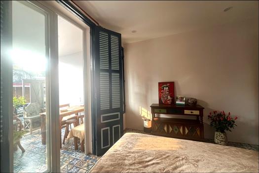 Balcony studio apartment in Old Quarter, Hoan Kiem with natural light