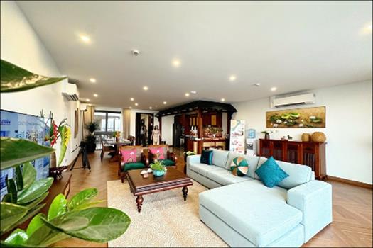 Super spacious and lake view 3 bedroom apartment in Xuan Dieu, Tay Ho