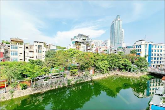 Amazing lake view 3 bedroom apartment in Truc Bach area, Ba Dinh