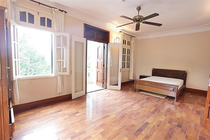 high quality 4 bedroom house in to ngoc van big courtyard 023 77666