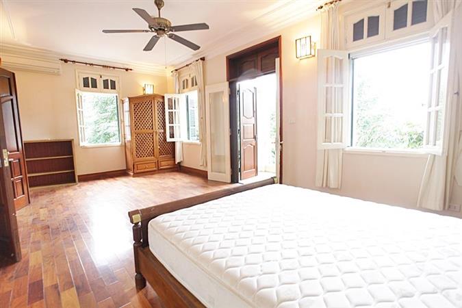 high quality 4 bedroom house in to ngoc van big courtyard 027 75707