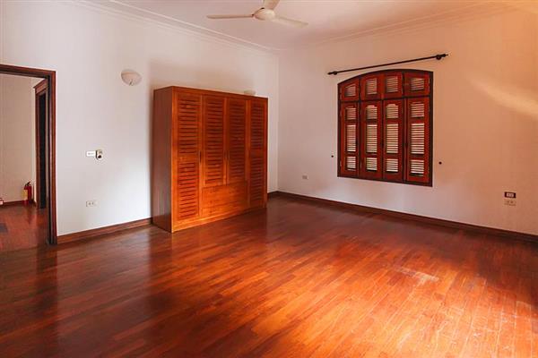 Oasis style villa 4 bedrooms for rent in Tay Ho Dist, garden yard and balcony & terrace