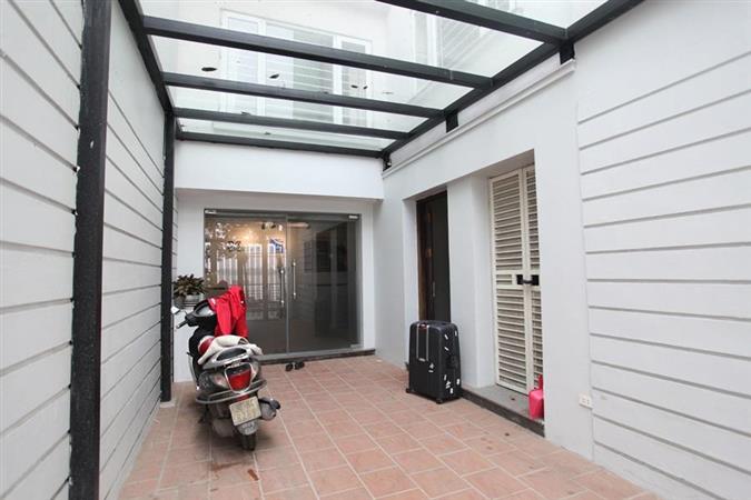 large and light apartment in trich sai 2 40977
