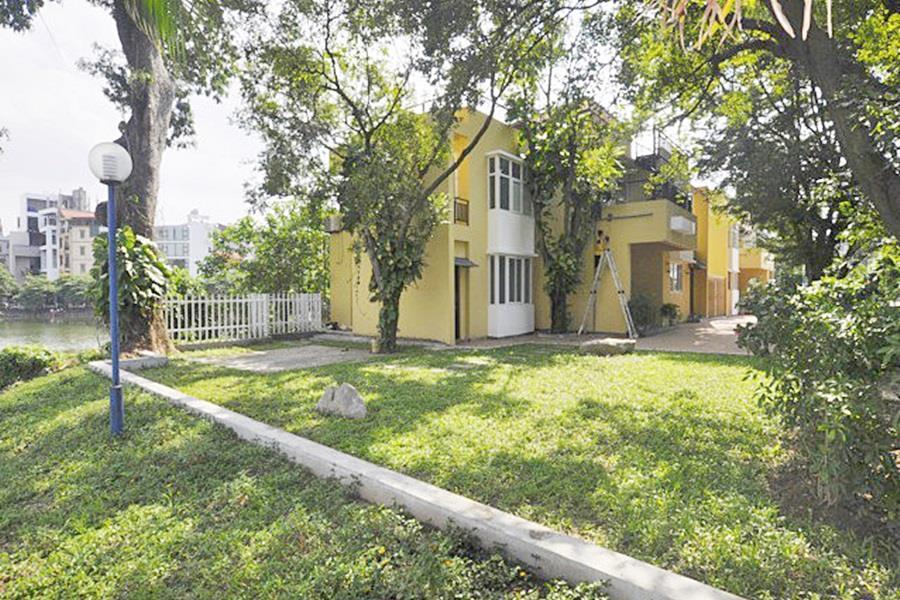 gorgeous 4 bedroom villa for rent in tay ho facing to the lake 2 20584